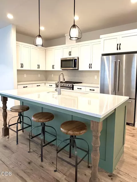 Kitchen - 1005 E Horse Back Trl, Sisters, OR 97759 photo 3 of 3