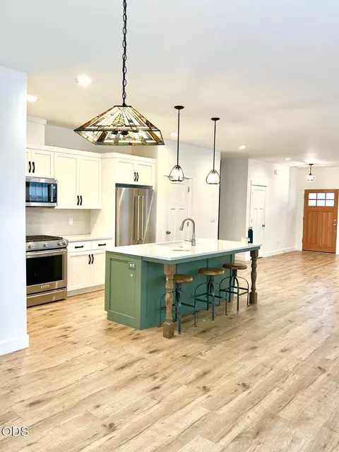 Kitchen - 1005 E Horse Back Trl, Sisters, OR 97759 photo 2 of 3