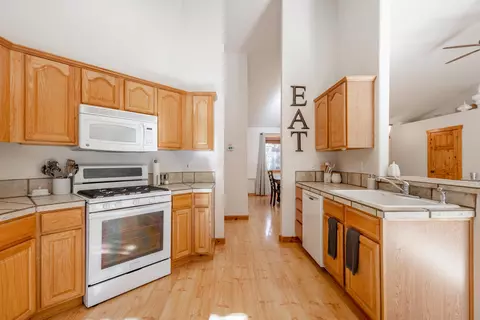 Kitchen - 55595 Wagon Master Way, Bend, OR 97707 photo 1 of 2
