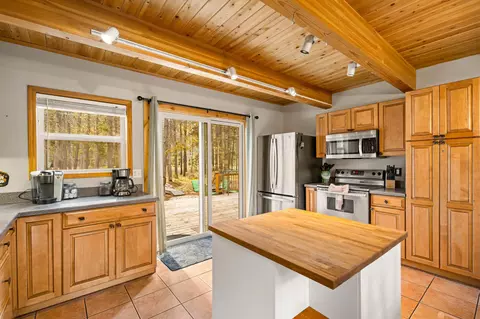 Kitchen - 17039 Cooper Dr, Bend, OR 97707 photo 2 of 3