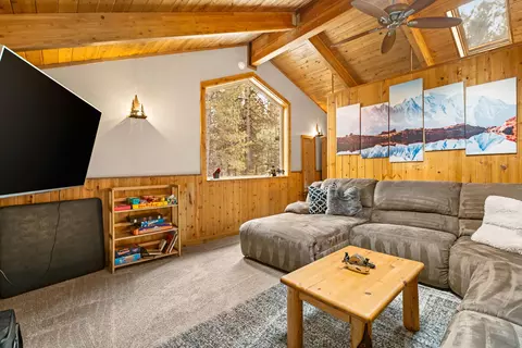 Living - 17039 Cooper Dr, Bend, OR 97707 photo 2 of 3