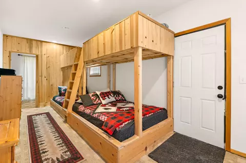 Bedroom - 17039 Cooper Dr, Bend, OR 97707 photo 6 of 7