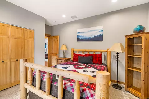 Bedroom - 17039 Cooper Dr, Bend, OR 97707 photo 5 of 7