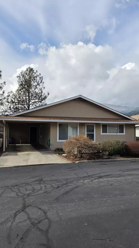 717 Brookside Cir, Rogue River, OR 97537