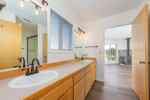 Bath - 21445 Bradetich Loop, Bend, OR 97701 photo 2 of 2