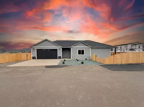 465 Arnos St, Talent, OR 97540