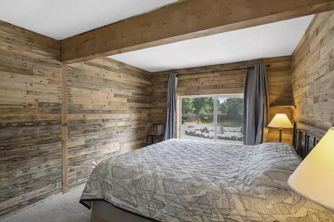 Bedroom - 61585 E Lake Dr, Bend, OR 97702 photo 2 of 6
