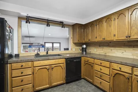 Kitchen - 61585 E Lake Dr, Bend, OR 97702 photo 4 of 4