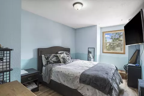 Bedroom - 61585 E Lake Dr, Bend, OR 97702 photo 3 of 6