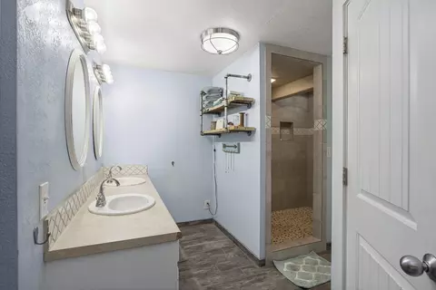 Bath - 61585 E Lake Dr, Bend, OR 97702 photo 2 of 6