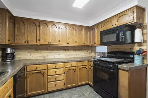 Kitchen - 61585 E Lake Dr, Bend, OR 97702 photo 3 of 4
