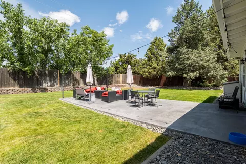 Exterior - 61585 E Lake Dr, Bend, OR 97702 photo 5 of 16