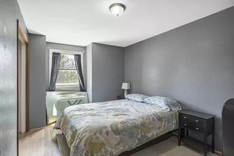 Bedroom - 61585 E Lake Dr, Bend, OR 97702 photo 4 of 6