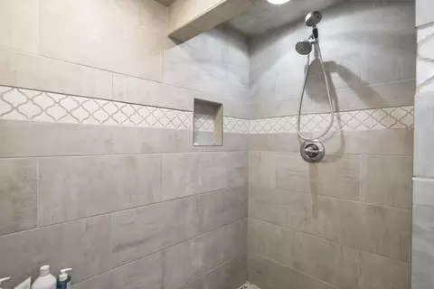 Bath - 61585 E Lake Dr, Bend, OR 97702 photo 3 of 6