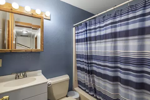 Bath - 61585 E Lake Dr, Bend, OR 97702 photo 4 of 6