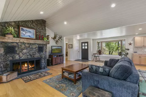 Living - 61212 Obernolte Rd, Bend, OR 97701 photo 1 of 3