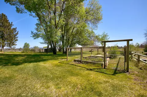 Exterior - 61212 Obernolte Rd, Bend, OR 97701 photo 10 of 17