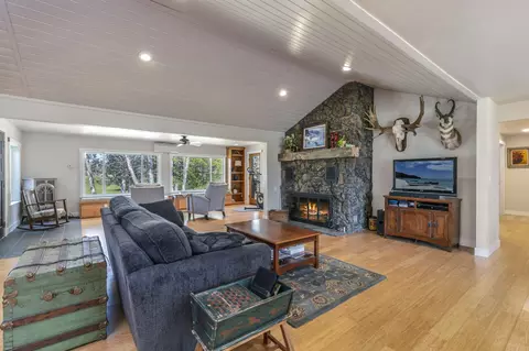 Living - 61212 Obernolte Rd, Bend, OR 97701 photo 2 of 3