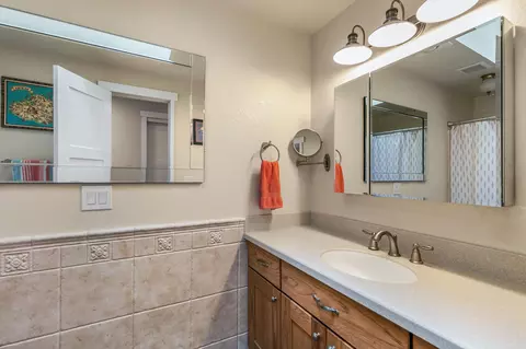 Bath - 61212 Obernolte Rd, Bend, OR 97701 photo 2 of 3