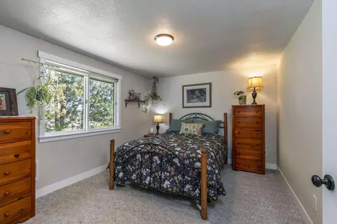 Bedroom - 61212 Obernolte Rd, Bend, OR 97701 photo 2 of 2