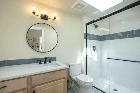 Bath - 61212 Obernolte Rd, Bend, OR 97701 photo 3 of 3