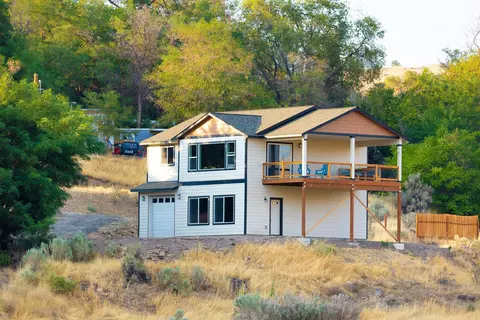 390 Elrod Pl, Maupin, OR 97037