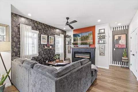 Living - 248 Christopher Way, Talent, OR 97540 photo 2 of 3