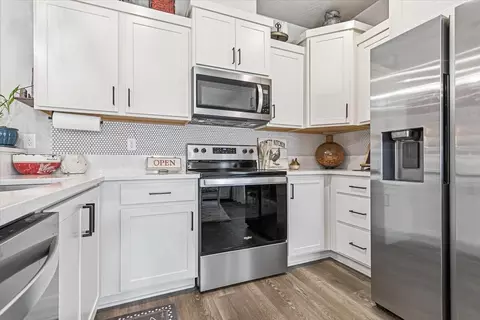 Kitchen - 248 Christopher Way, Talent, OR 97540 photo 3 of 4