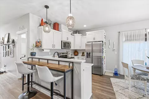 Kitchen - 248 Christopher Way, Talent, OR 97540 photo 2 of 4