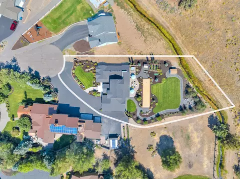 View/Area - 21483 Bunchgrass Ct, Bend, OR 97701 photo 3 of 5
