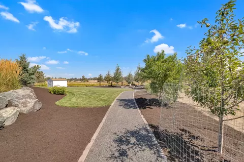 Exterior - 21483 Bunchgrass Ct, Bend, OR 97701 photo 13 of 25