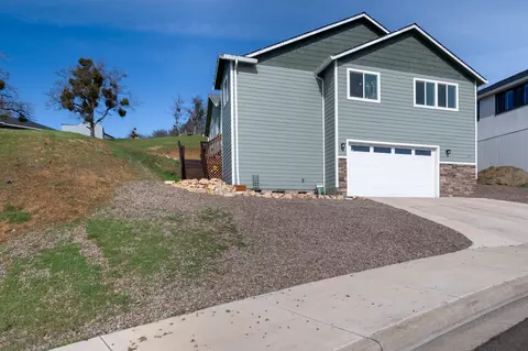 21 Cerulean Ter, Eagle Point, OR 97524