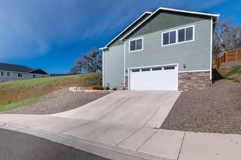21 Cerulean Ter, Eagle Point, OR 97524
