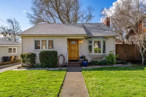 414 NE 11th St, Grants Pass, OR 97526