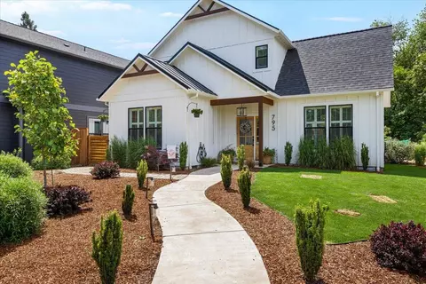 795 Bybee Dr, Jacksonville, OR 97530