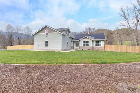 707 Wards Creek Rd, Rogue River, OR 97537