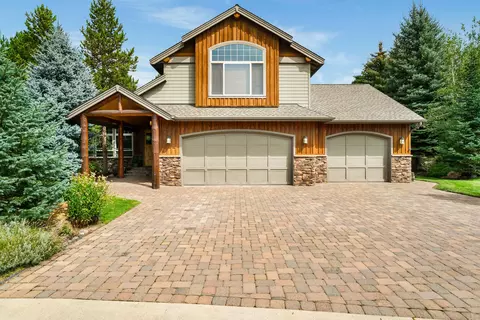 19407 Charleswood Ln, Bend, OR 97702