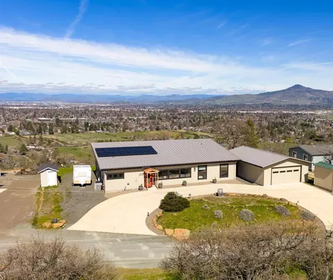 1873 Sundial Dr, Medford, OR 97501
