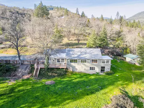588 NW Scenic Dr, Grants Pass, OR 97526