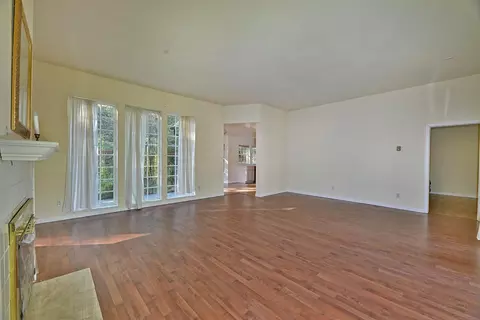 Living - 1193 Greenview Dr, Cave Junction, OR 97523 photo 2 of 4
