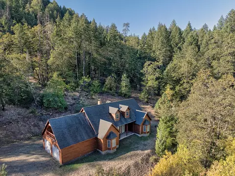 1193 Greenview Dr, Cave Junction, OR 97523