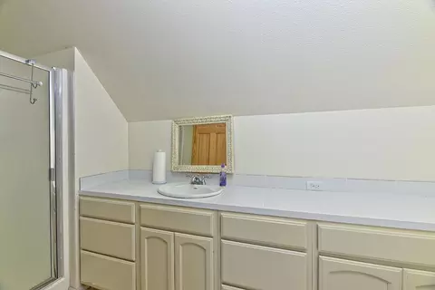 Bath - 1193 Greenview Dr, Cave Junction, OR 97523 photo 3 of 4