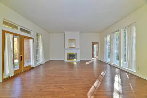 Living - 1193 Greenview Dr, Cave Junction, OR 97523 photo 3 of 4