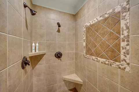 Bath - 61429 Linton Loop, Bend, OR 97702 photo 4 of 7