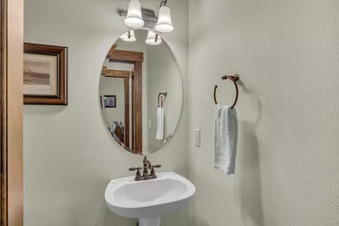 Bath - 61429 Linton Loop, Bend, OR 97702 photo 5 of 7