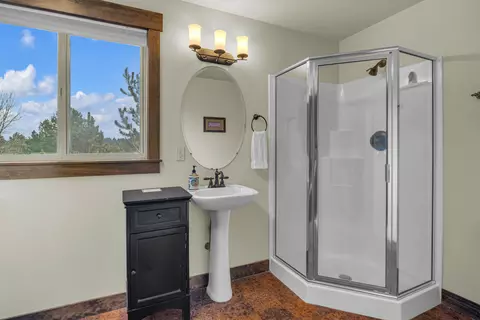 Bath - 61429 Linton Loop, Bend, OR 97702 photo 6 of 7