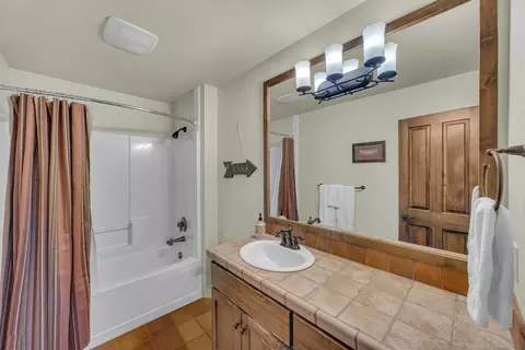 Bath - 61429 Linton Loop, Bend, OR 97702 photo 7 of 7