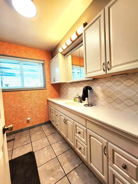 Bath - 120 Hammel Rd, Eagle Point, OR 97524 photo 2 of 2