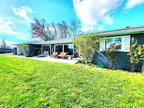 120 Hammel Rd, Eagle Point, OR 97524