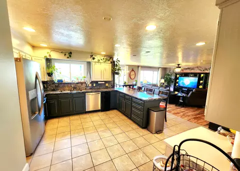 Kitchen - 120 Hammel Rd, Eagle Point, OR 97524 photo 4 of 8